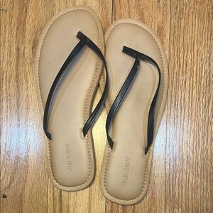 Old Navy Tan Footbed Black Strap Women's Flip Flop Sandals